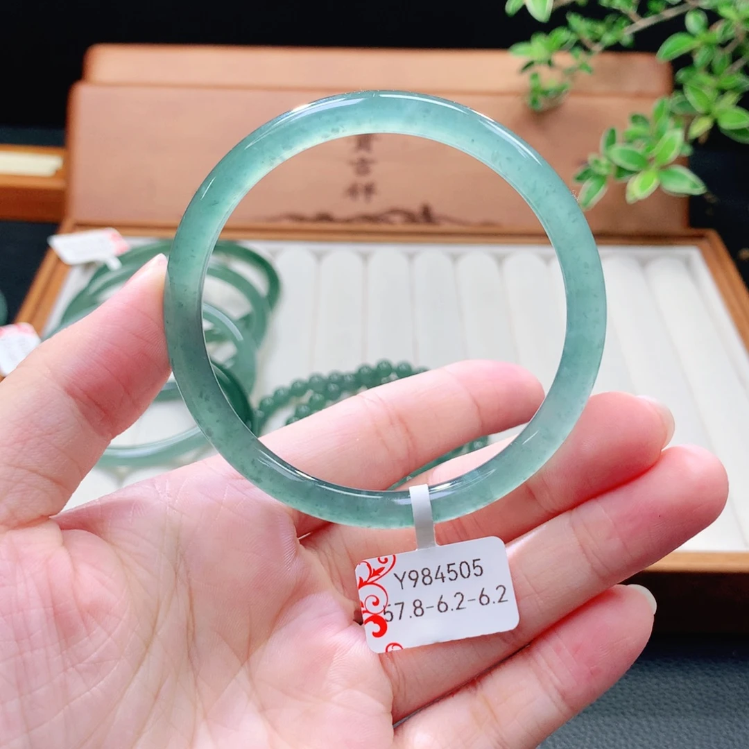 翡翠未镶嵌手镯（圆镯）