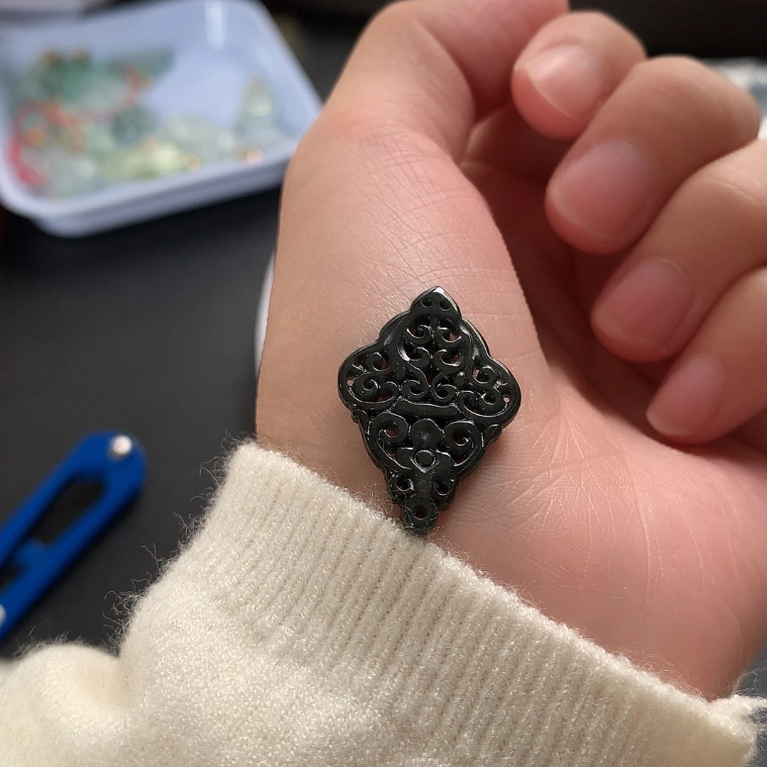 翡翠未镶嵌颈饰镂空