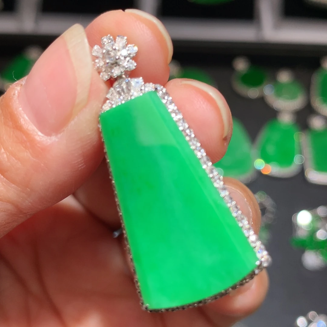 翡翠颈饰18K金镶嵌翡翠