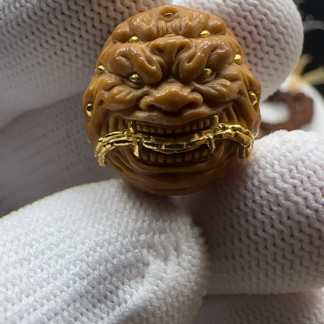 猴头核桃吊坠九目连僧镶嵌24k
