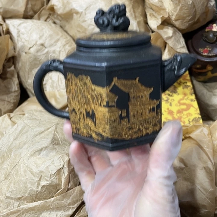 茶壶紫砂原矿泥料，手工制作的一把紫砂壶。