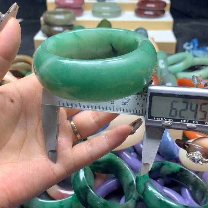 未镶嵌手镯石英质玉