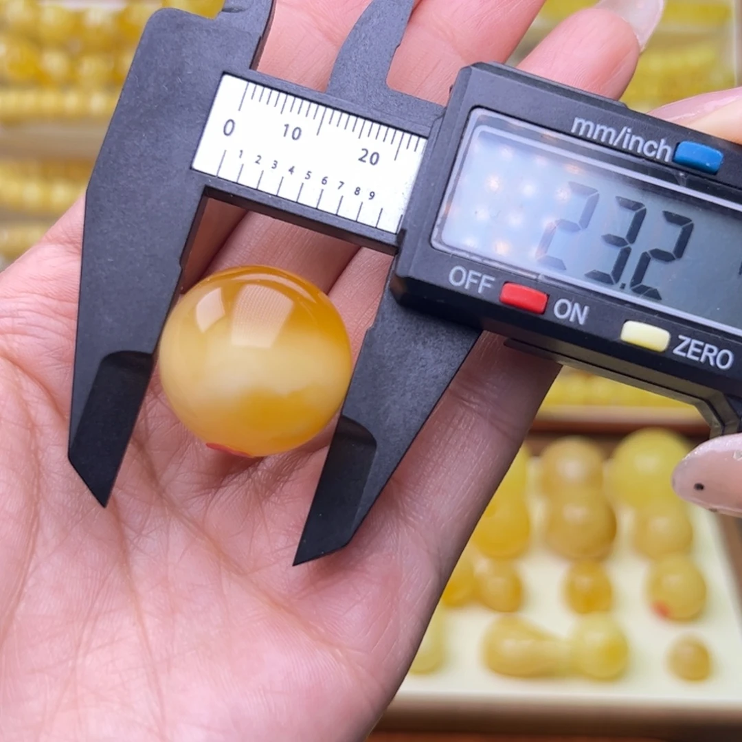 琥珀未镶嵌裸石特色