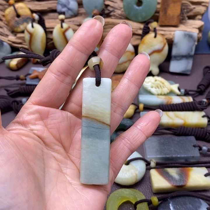 蛇纹石玉未镶嵌颈饰