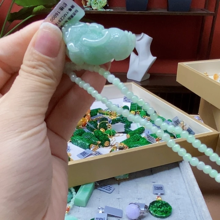 翡翠未镶嵌颈饰吊坠