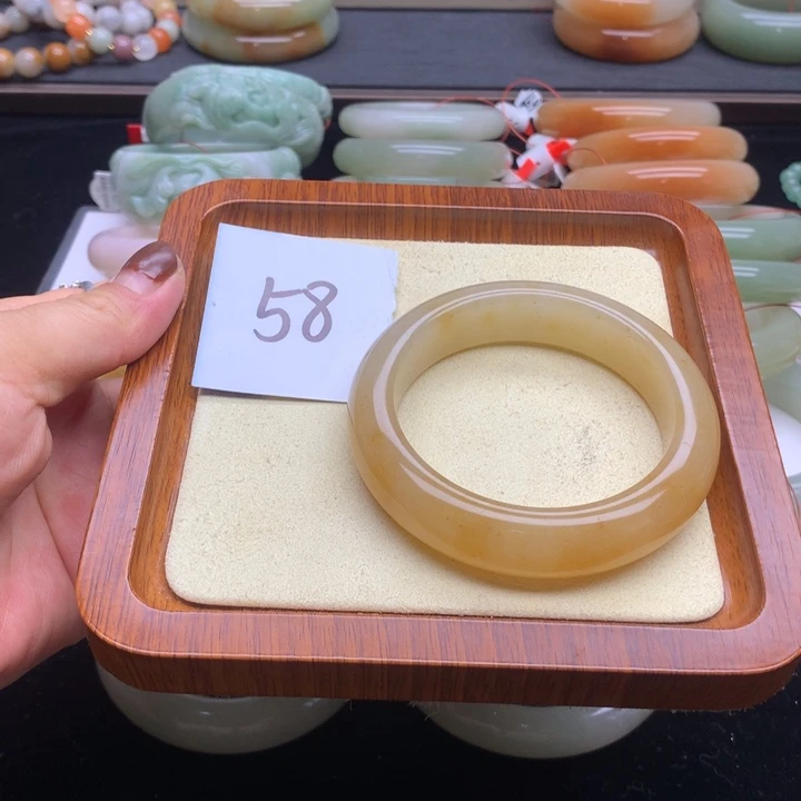 未镶嵌手镯石英质玉