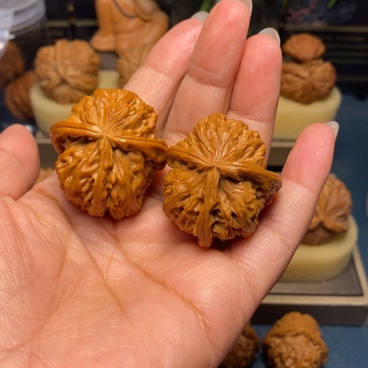 【闪购商品】把件文玩核桃白狮子三棱