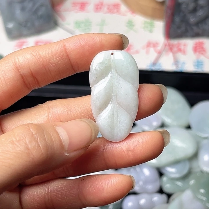 翡翠未镶嵌颈饰叶子