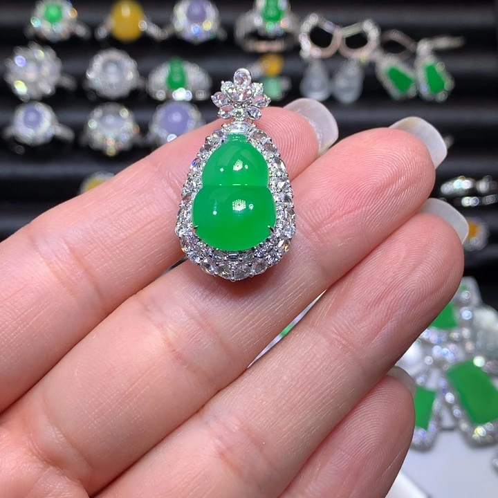 翡翠18K金镶嵌颈饰冰阳绿葫芦