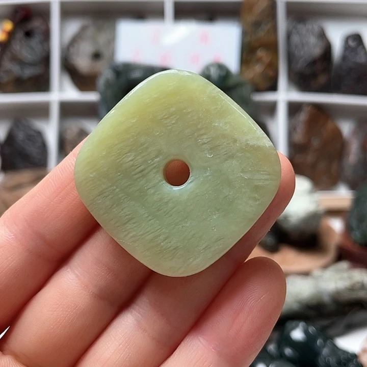 未镶嵌蛇纹石玉挂件