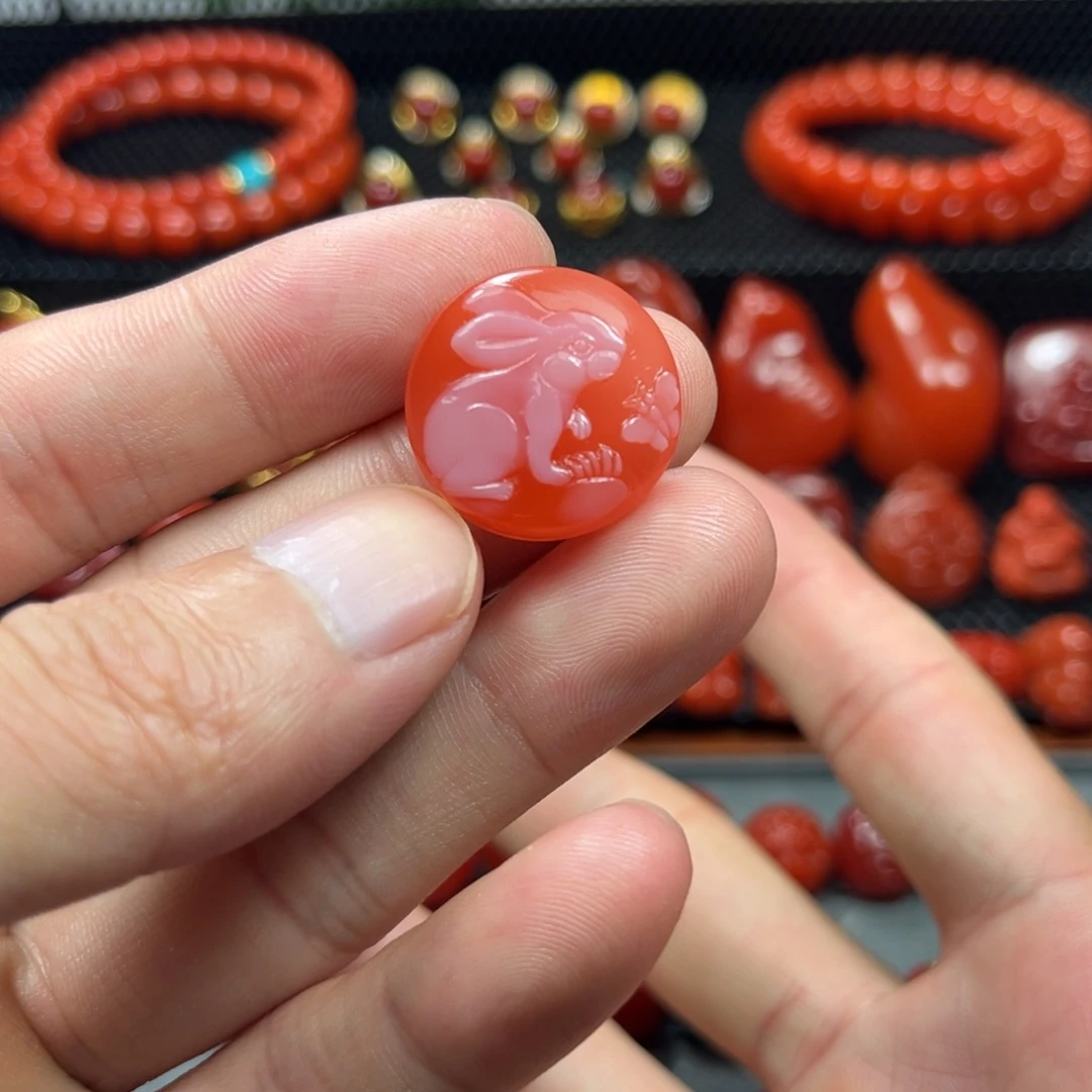南红玛瑙未镶嵌俏色巧雕小白兔