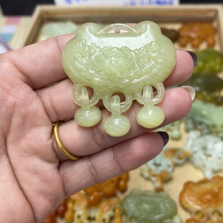 路***璐蛇纹石玉合金颈饰