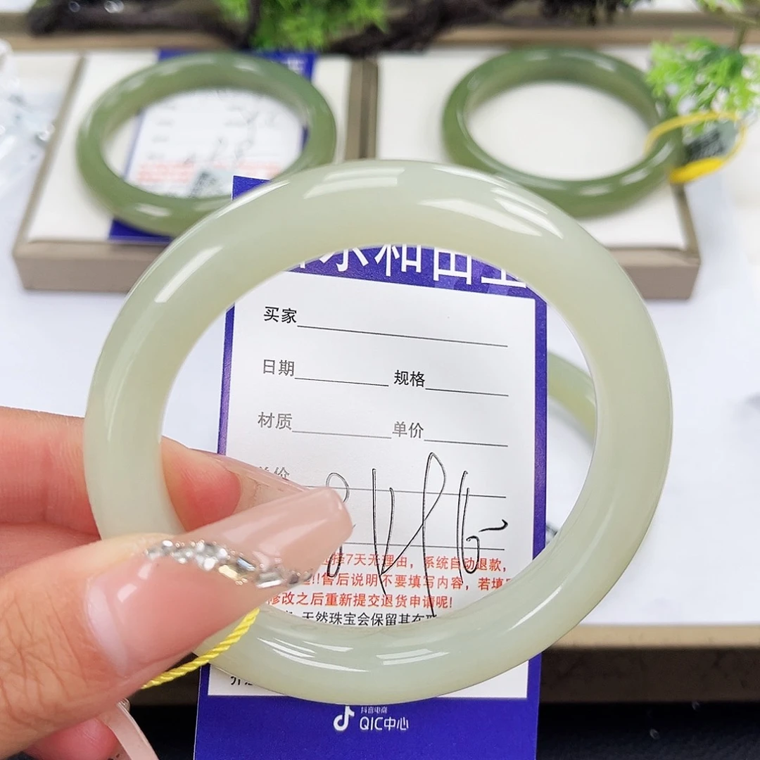 和田玉手镯未镶嵌