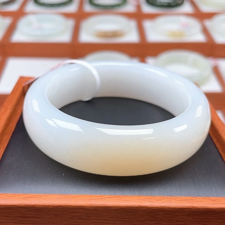 未镶嵌手镯和田玉蜂蜜糖（羊脂级别）