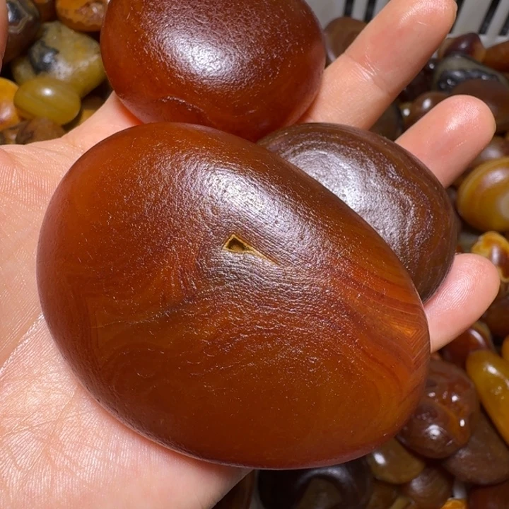 黑***白瓷片马达加斯加奇石手把件