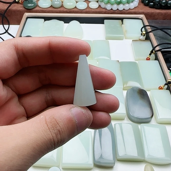 是***哎颈饰未镶嵌和田玉