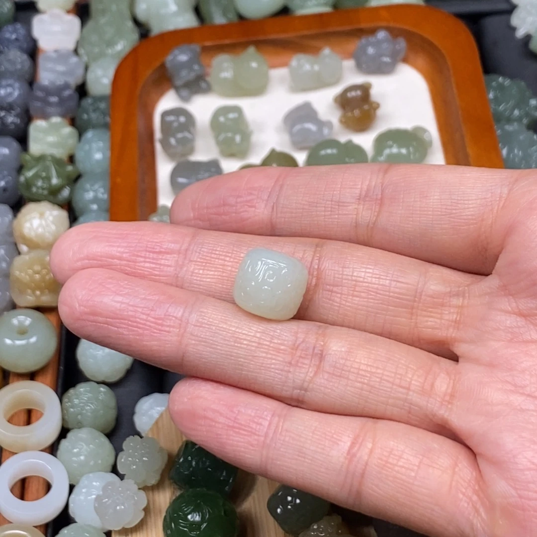 旋****和田玉未镶嵌颈饰