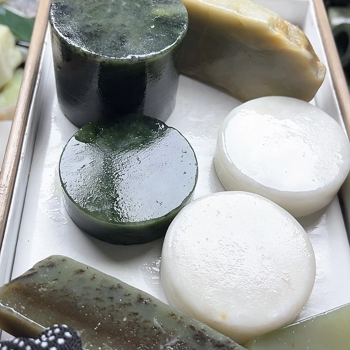 和田玉（糖玉）和田玉边角料9K金镶嵌雄*