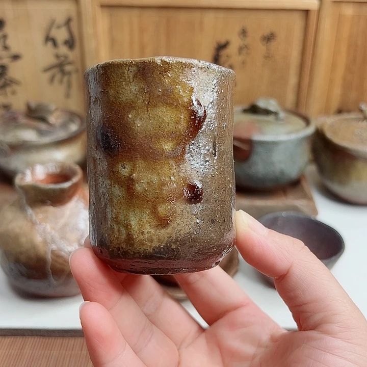 备前烧，森笃夫手捻杯，