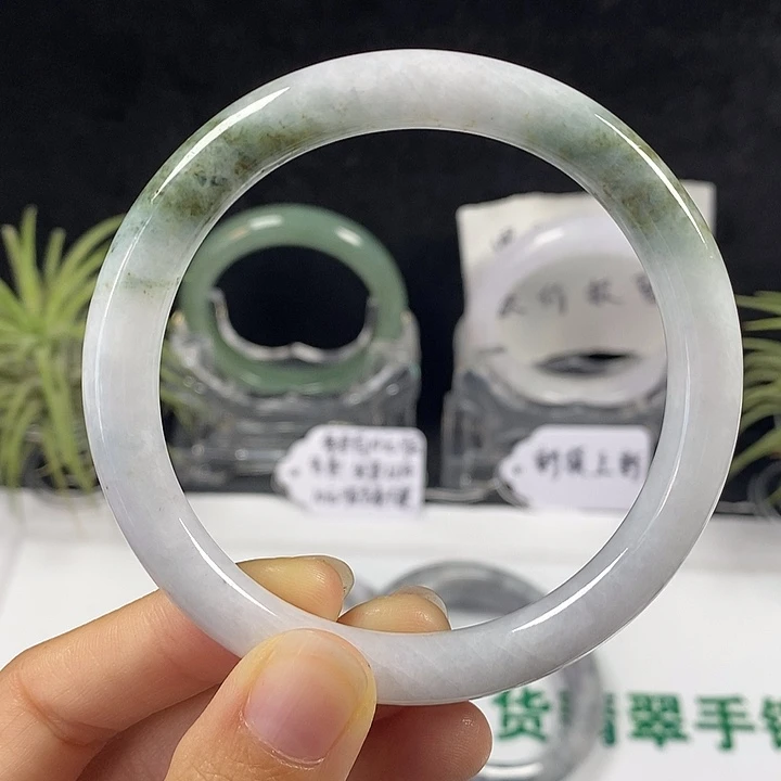 未镶嵌手镯翡翠17号。 60圈