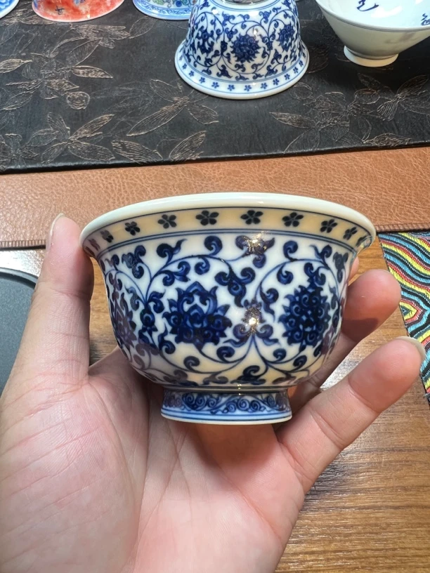 青花缠枝莲压手杯