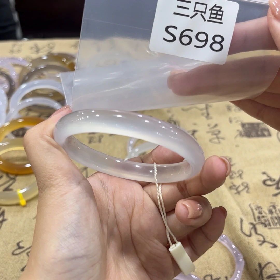 珊***珊玛瑙/玉髓未镶嵌手镯