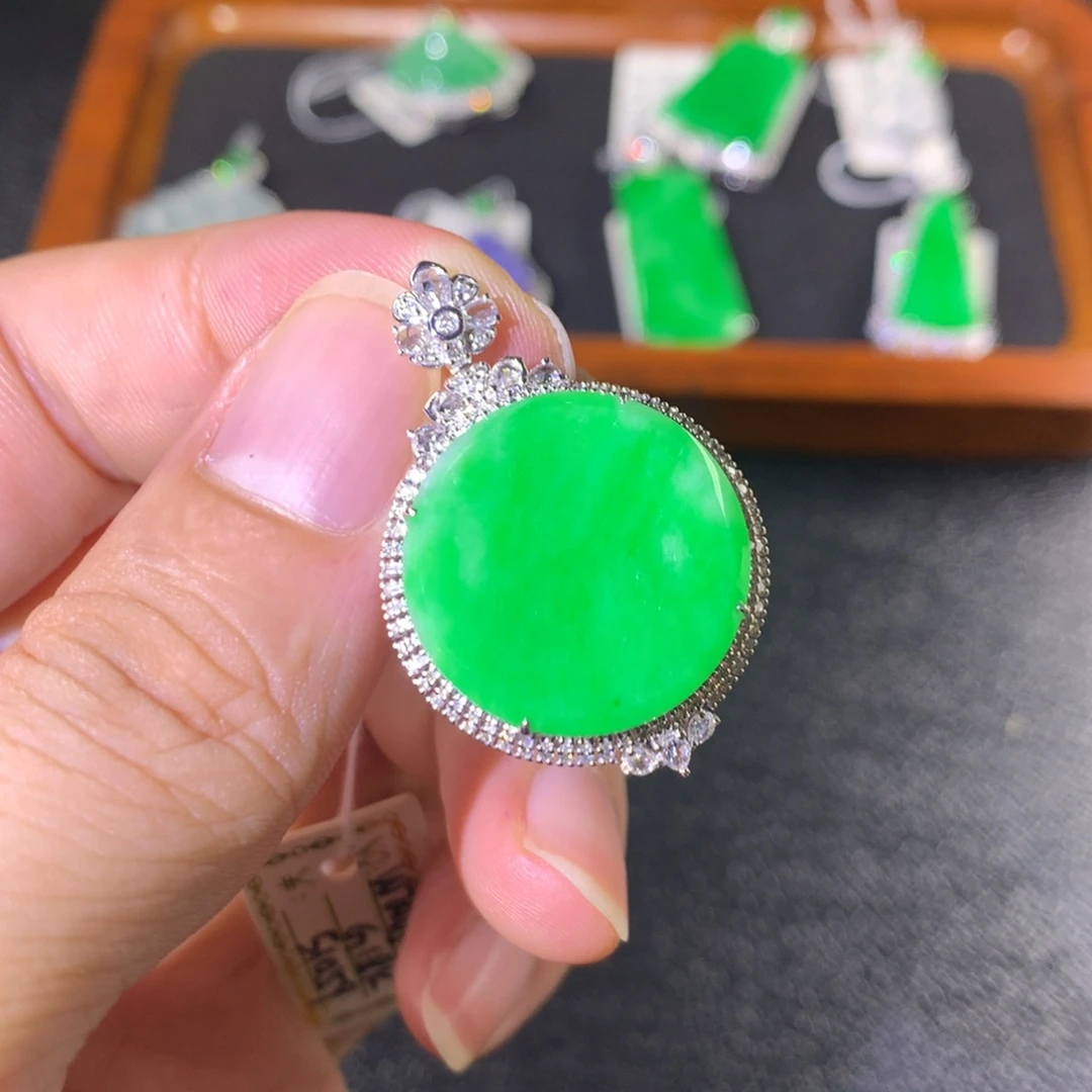 颈饰18K金镶嵌翡翠翡翠