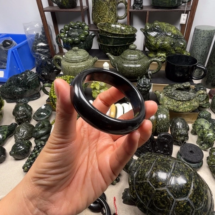 C***l蛇纹石玉未镶嵌手镯黑包公手镯