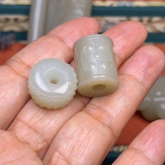 米***色和田玉未镶嵌颈饰
