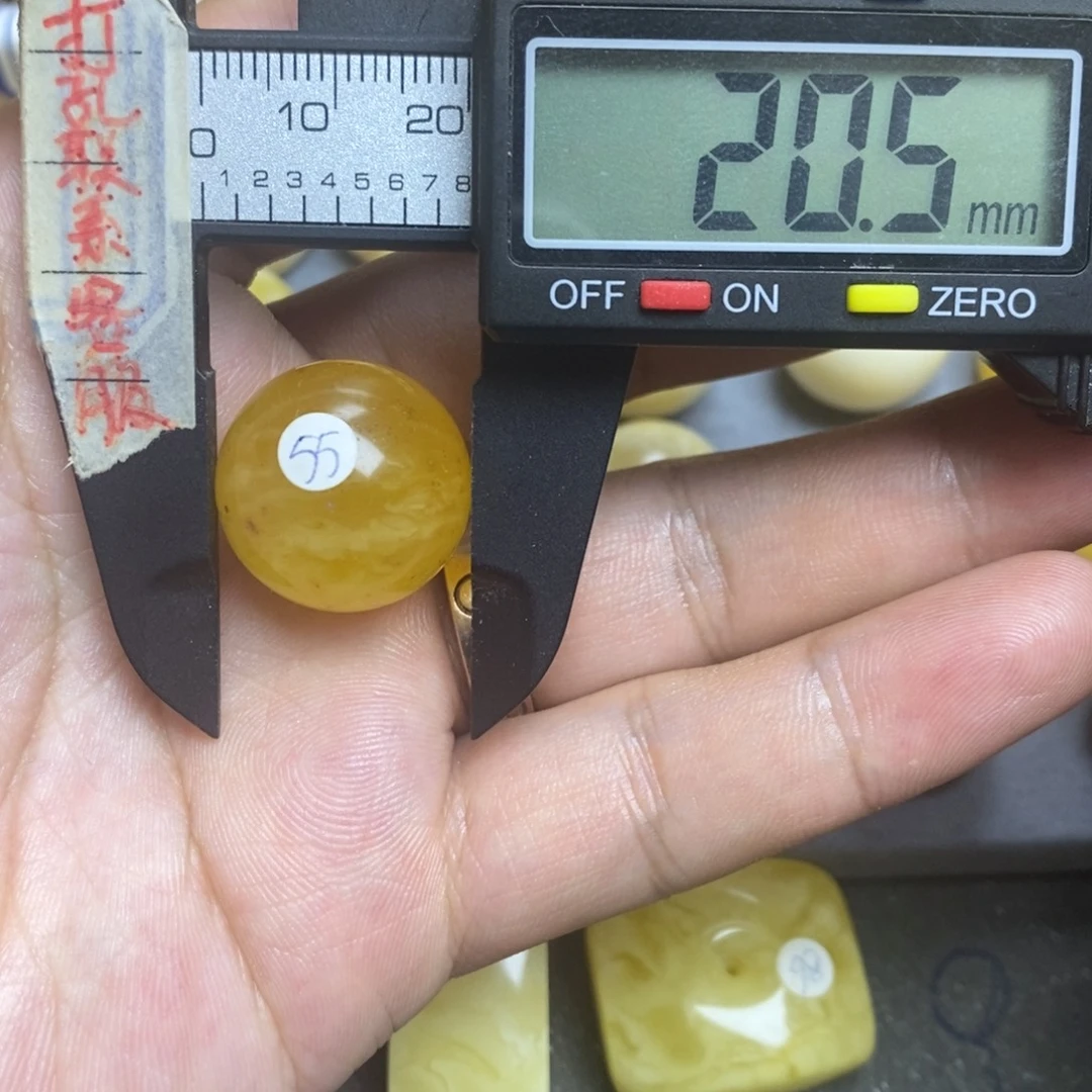 蜜蜡未镶嵌裸石20.5瑕疵圆珠默认直发