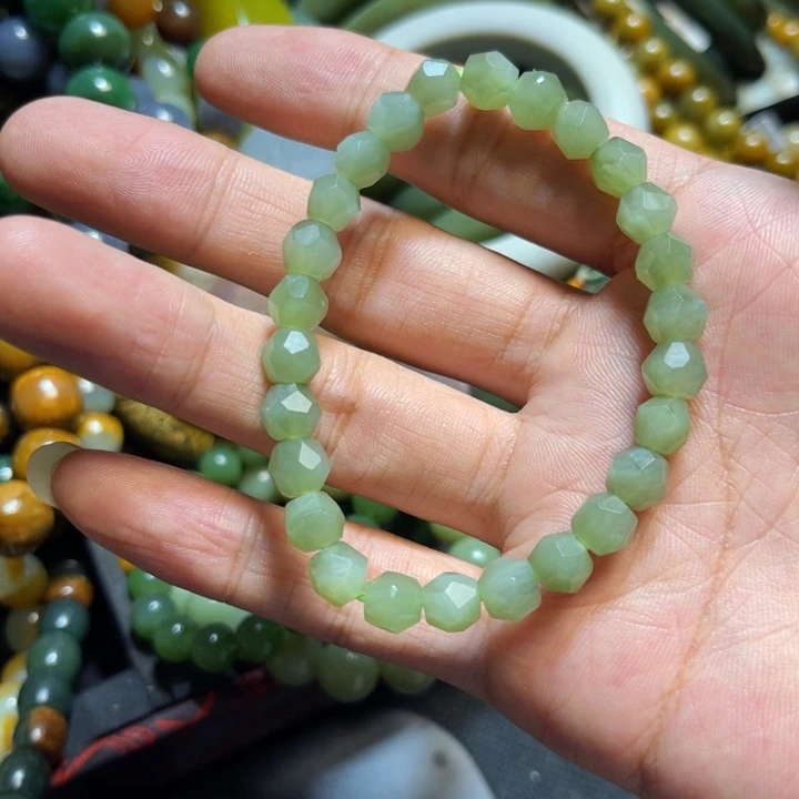 颈饰未镶嵌和田玉（碧玉）