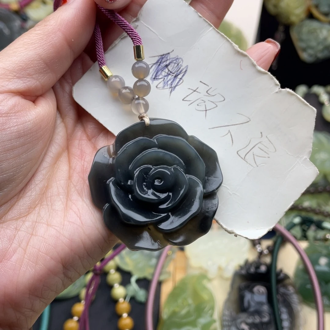 蛇纹石玉颈饰未镶嵌