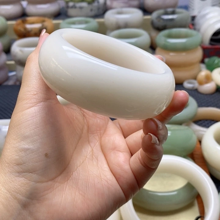 墨***依未镶嵌手镯石英岩玉