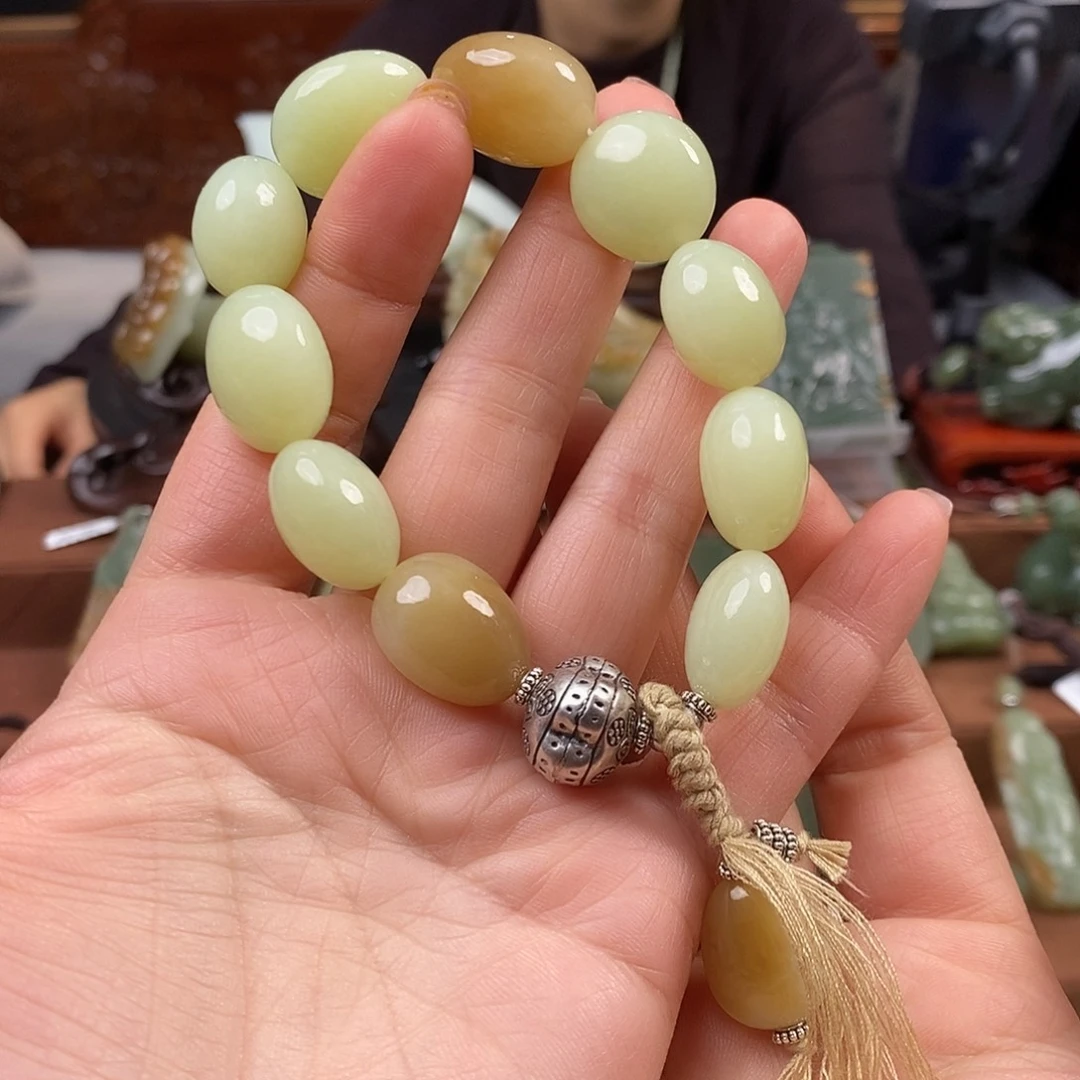 嘻***嘻和田玉未镶嵌手链