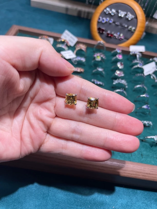 黄水晶耳钉，石头特别闪，适合各种场合佩戴