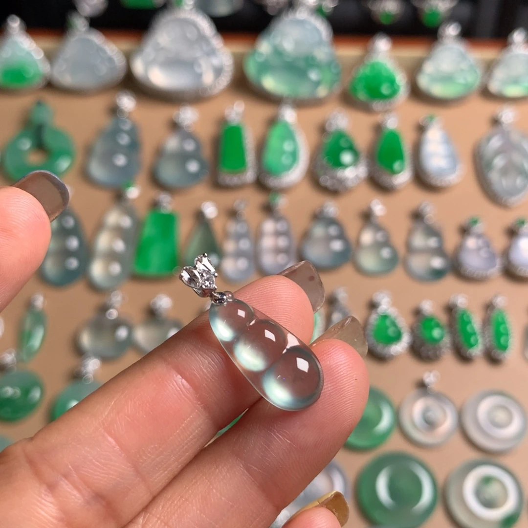 翡翠18K金镶嵌颈饰炸光小福豆