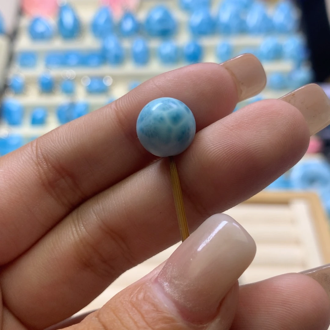 无***，未镶嵌针钠钙石（海纹石）珠宝半成品