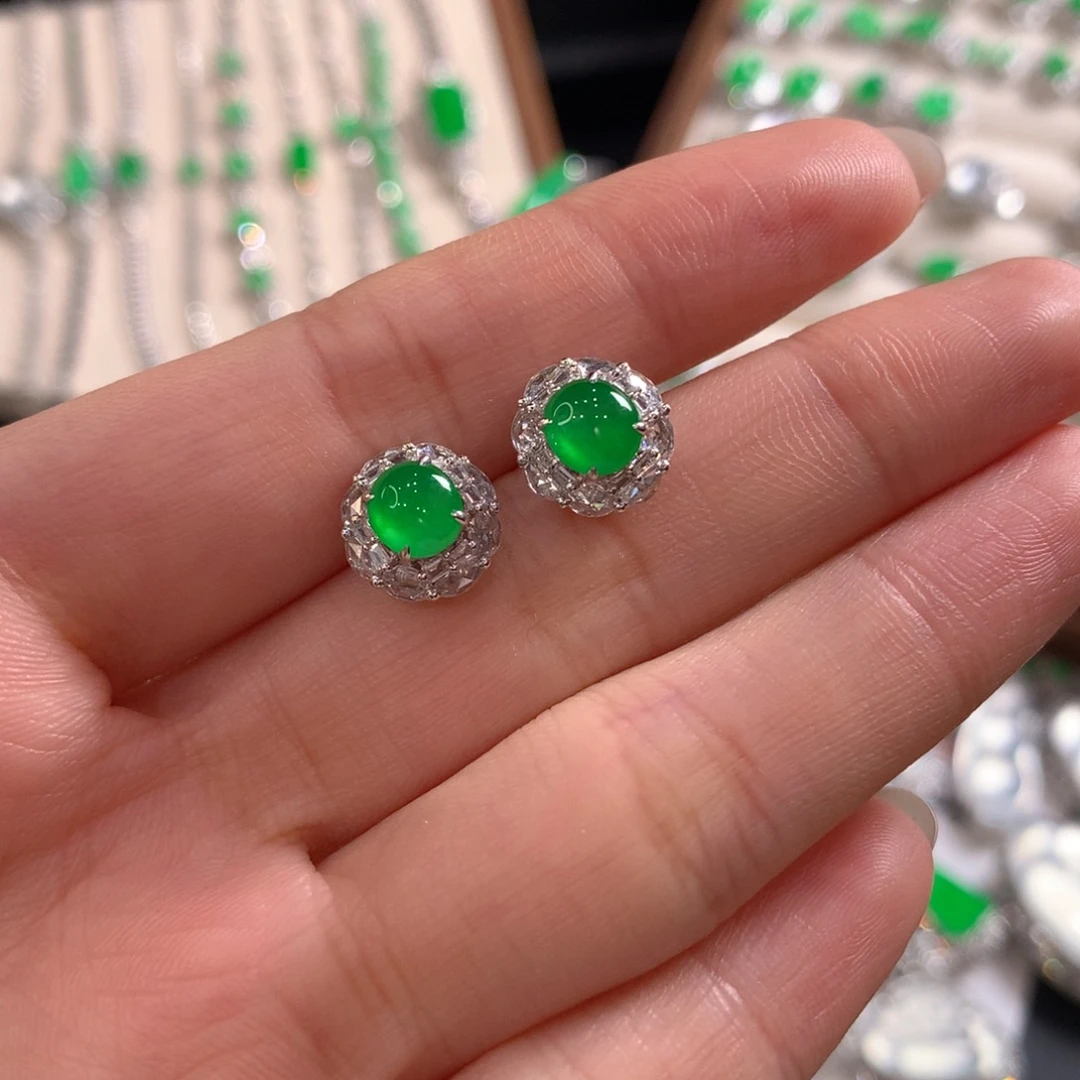 翡翠18K金镶嵌颈饰蛋面耳钉