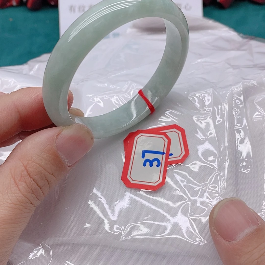 翡翠手镯未镶嵌半****?377777777