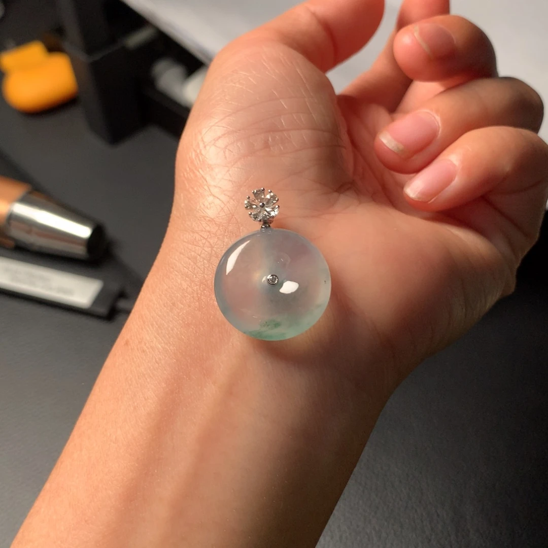 翡翠吊坠(赠链)18K金镶嵌起光肉扣