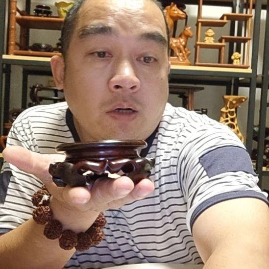 王***爷酸枝圆形底座内径7.5瑕疵