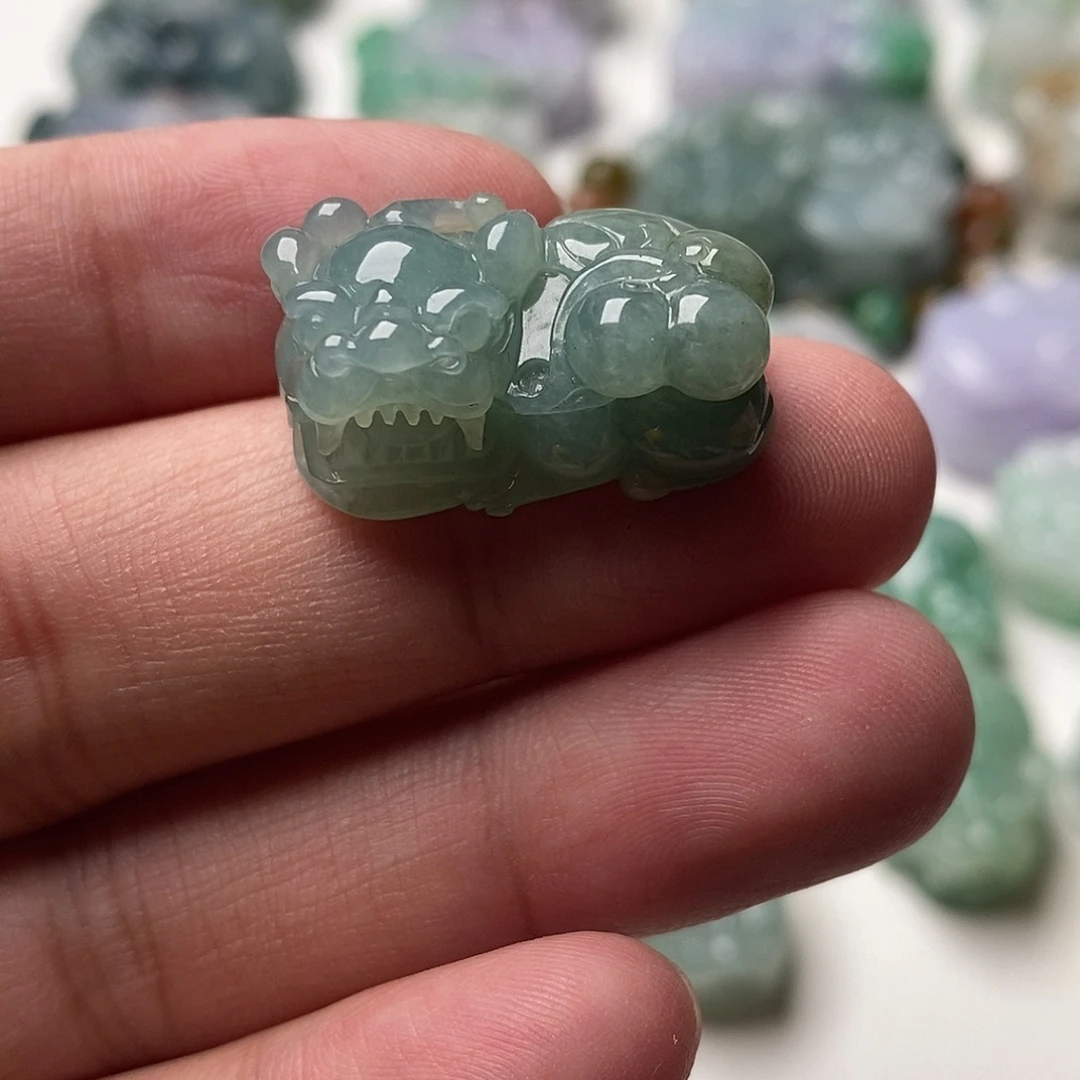 翡翠未镶嵌颈饰貔貅
