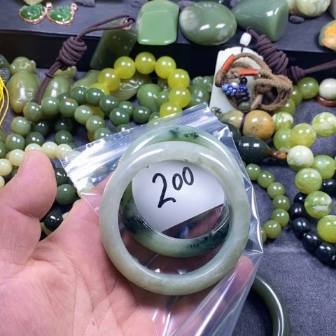 未镶嵌蛇纹石玉颈饰小**?