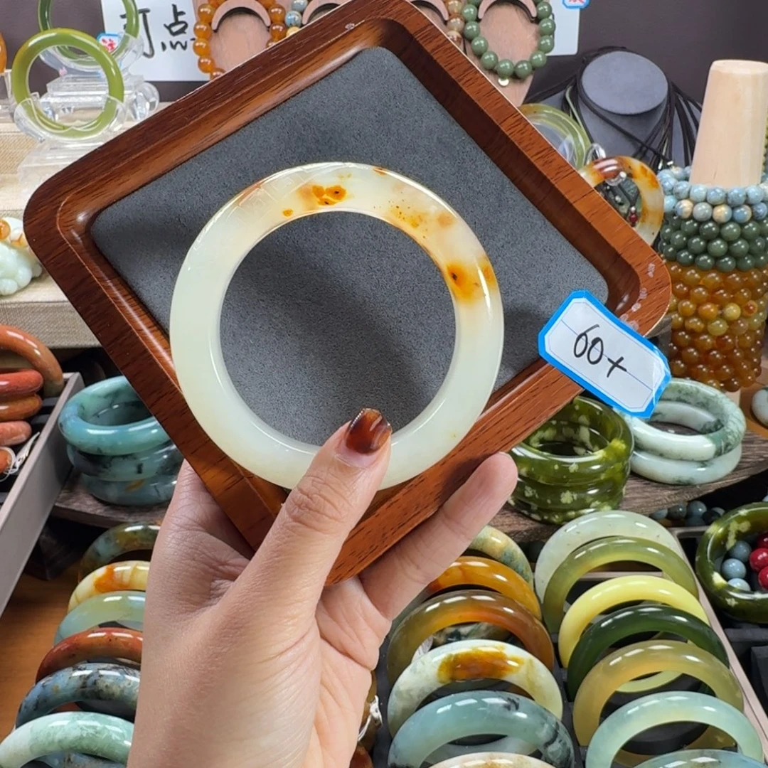 蛇纹石玉未镶嵌手镯雕刻