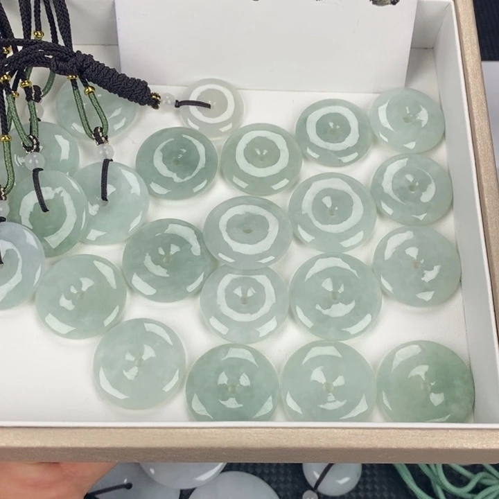 翡翠未镶嵌颈饰平安扣多样发其一