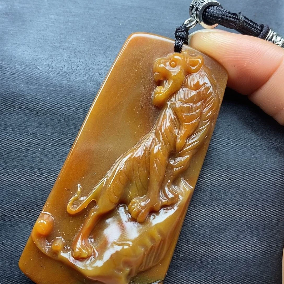 石英质玉（黄龙玉）颈饰未镶嵌