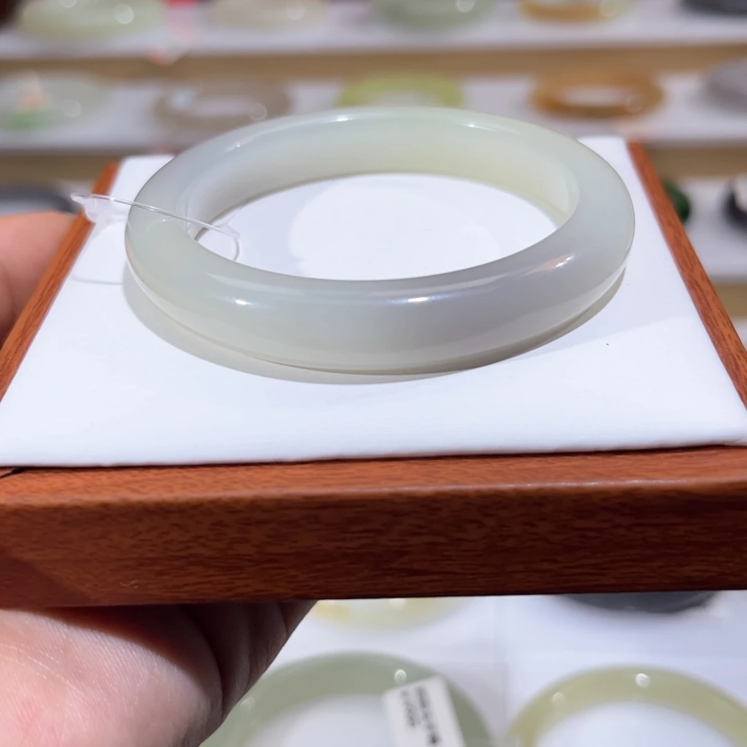 和田玉未镶嵌手镯妮 春带彩