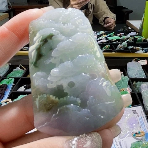 翡翠未镶嵌颈饰一个