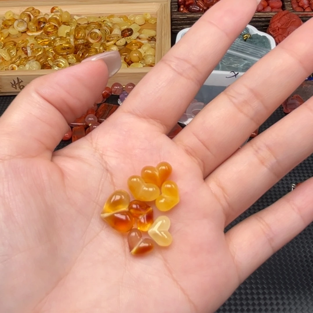 未镶嵌颈饰琥珀多样性