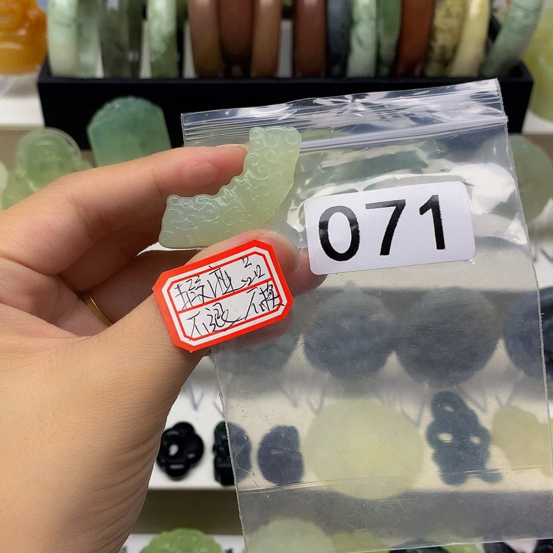 蛇纹石玉颈饰未镶嵌